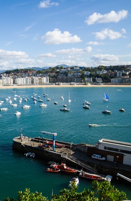 La bahía de La Concha en Donostia, con el puerto viejo en primer plano
