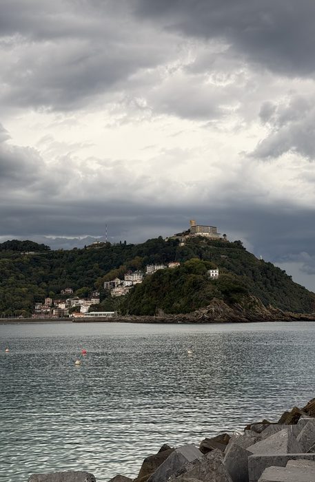El monte Igeldo desde la bahía de Donostia, con cielo de tormenta