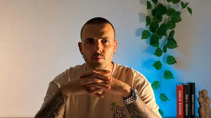 I&ntilde;aki Larrea en el estudio de Krelo en Donostia