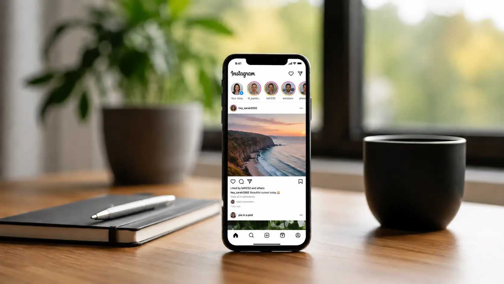 Teléfono móvil de pie sobre una mesa de madera mostrando el feed de Instagram, con una fila de historias arriba y una foto de un acantilado al atardecer.